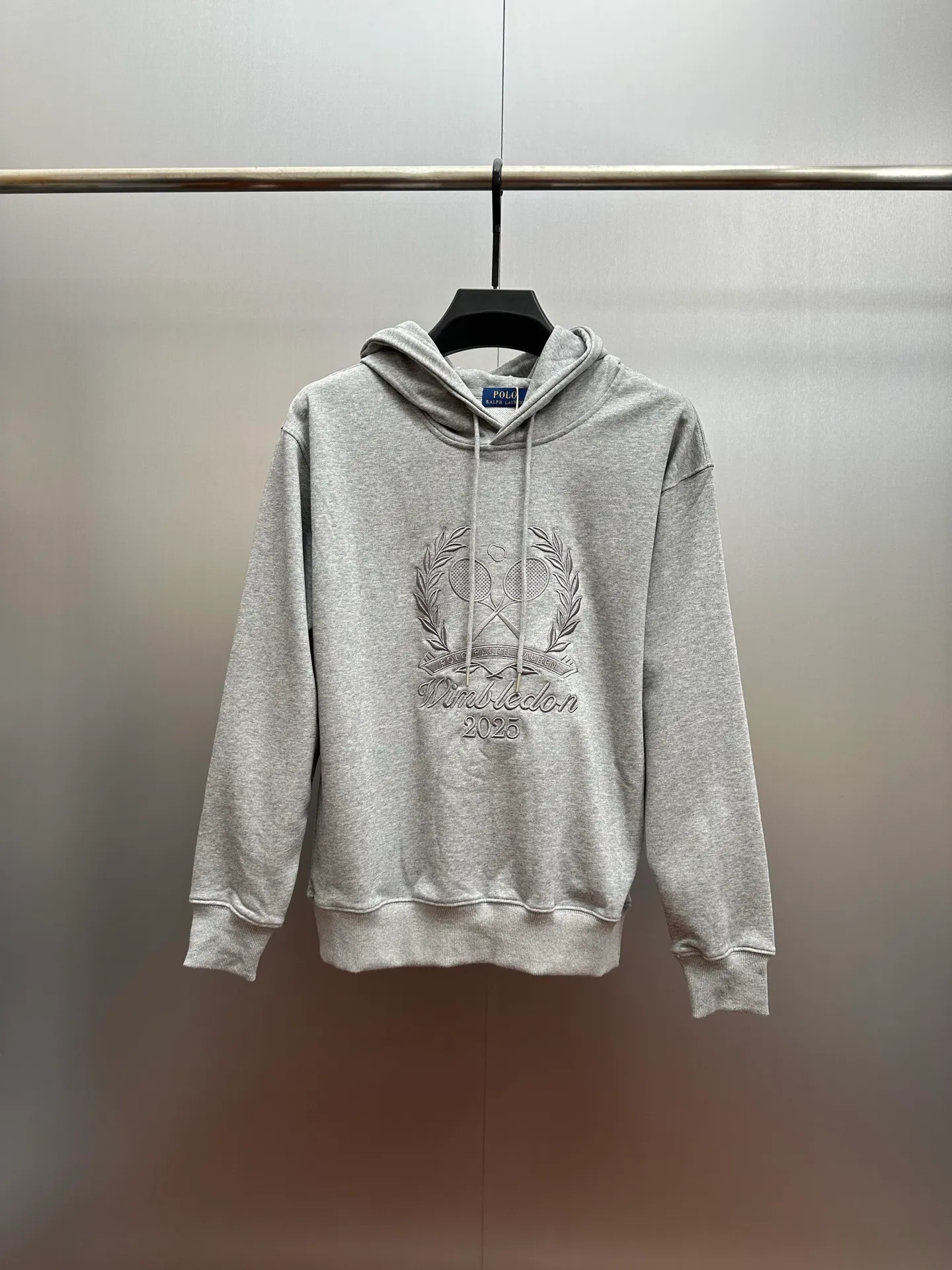 P280 RalphLauren/Ralph Lauren 2025 new autumn and winter large embroidered hooded sweatshirt Ralph Lauren's age-reducing item, the coat fabric is made of 60% cotton ➕40% polyester, which not only retains the softness, comfort and breathability of cotton, but also adds the wear resistance and wrinkle resistance of polyester fiber, making the clothes more durable and easy to care for. Even in slightly cooler weather, you won't feel stuffy when wearing it. This kind of fabric has a natural crisp feel and is not easy to pill or deform. Hooded design effectively improves thermal insulation performance. The embroidery on the chest and the fabric are of the same color. The colors are full, three-dimensional and lifelike, adding a bit of liveliness and interest to the whole sweatshirt. There is no pressure to dress, regardless of age or gender. Complete accessories!  Color: navy blue, black, gray size: S-xL